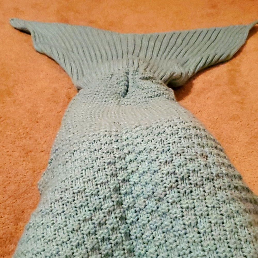 NWOT Knitted Mermaid Blanket